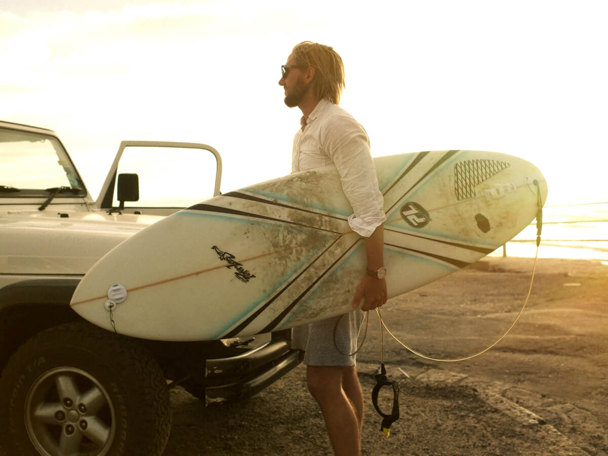 Sydafrikaexperten Dennis Jonsson surfar