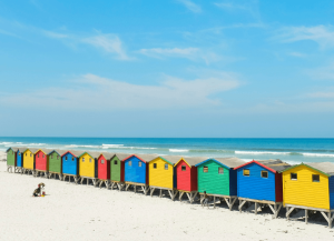 Färglada hus på en strand i Sydafrika