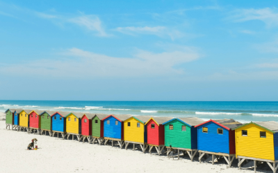 Färglada hus på en strand i Sydafrika