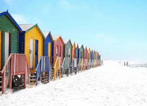 Färgglada hus, strand i Sydafrika