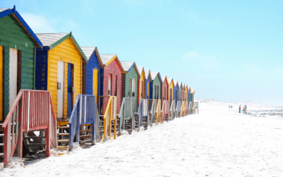 Färgglada hus, strand i Sydafrika